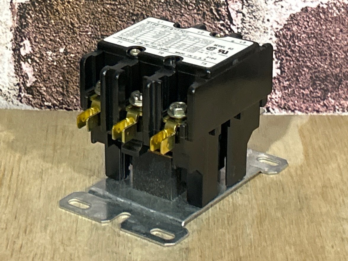 24 V, 50/60 Hz, 30 Amps 3 Pole Contactor