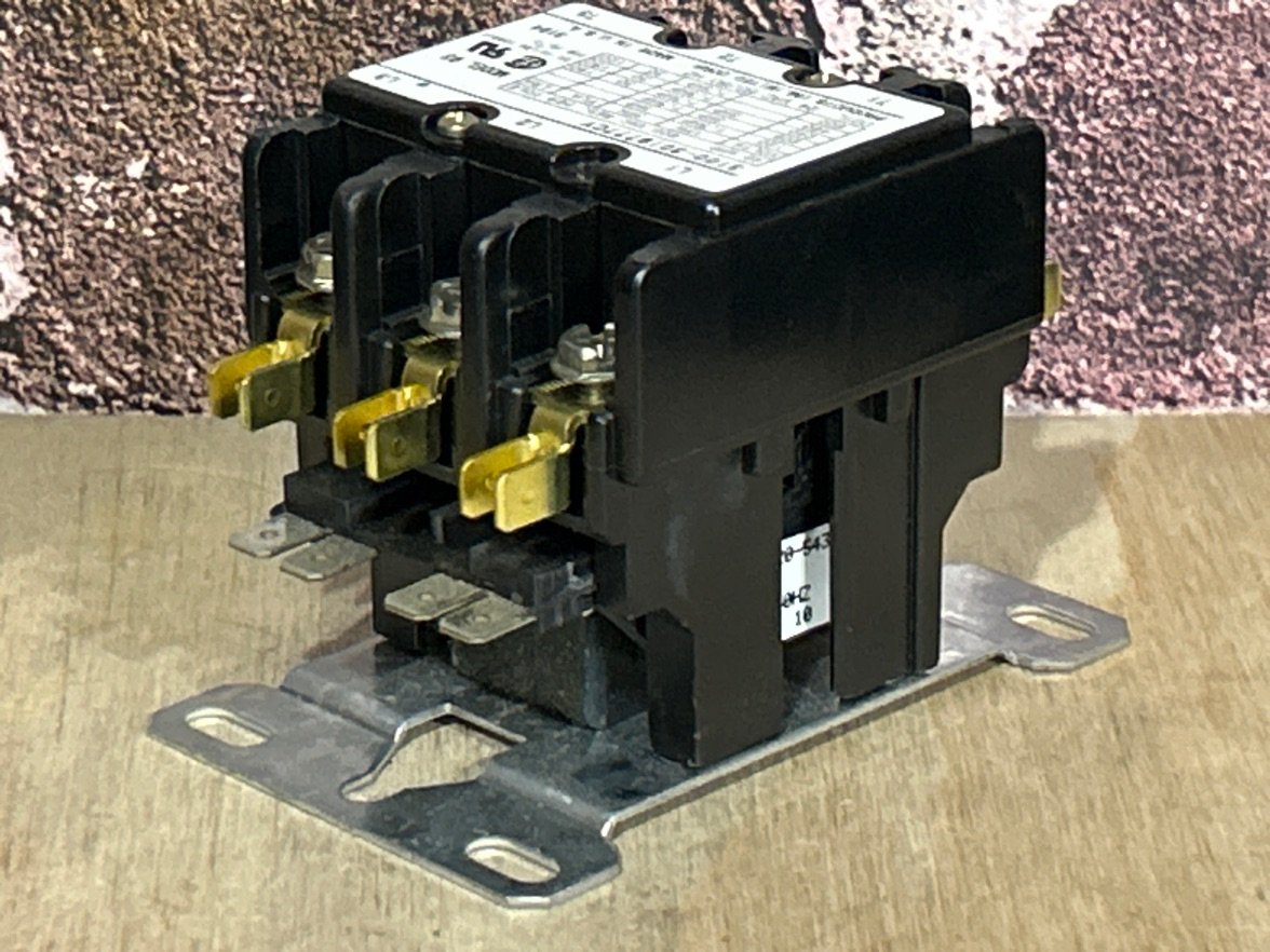 24 V, 50/60 Hz, 30 Amps 3 Pole Contactor