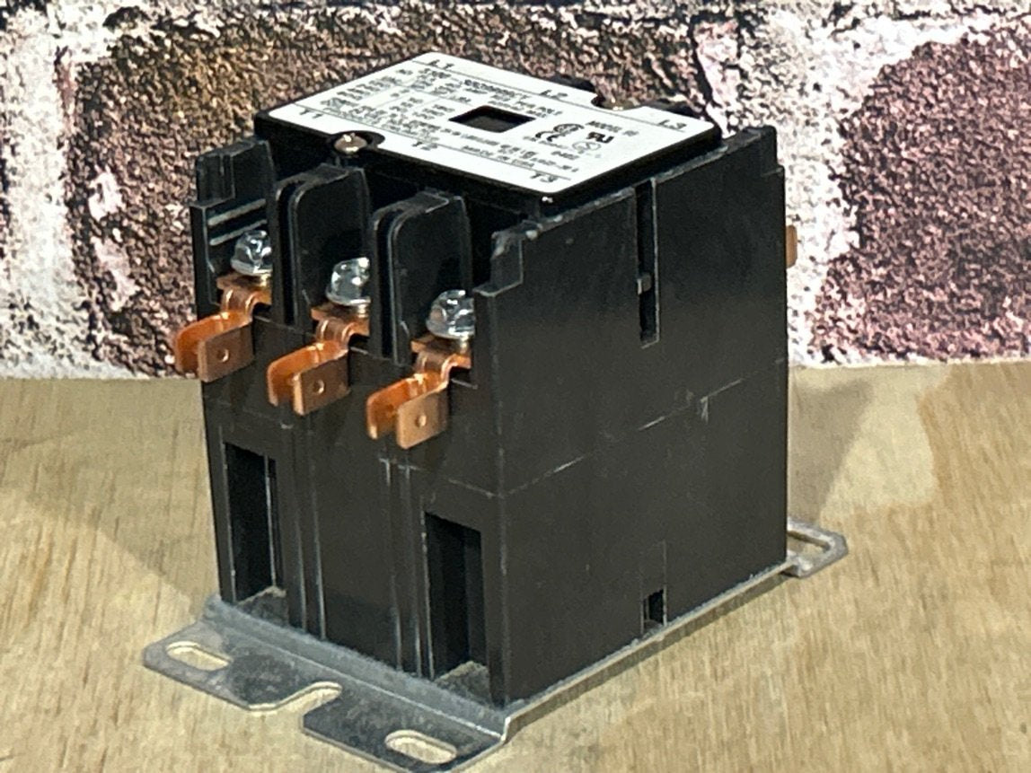 24 V, 50/60 Hz, 30 Amps 3 Pole Contactor