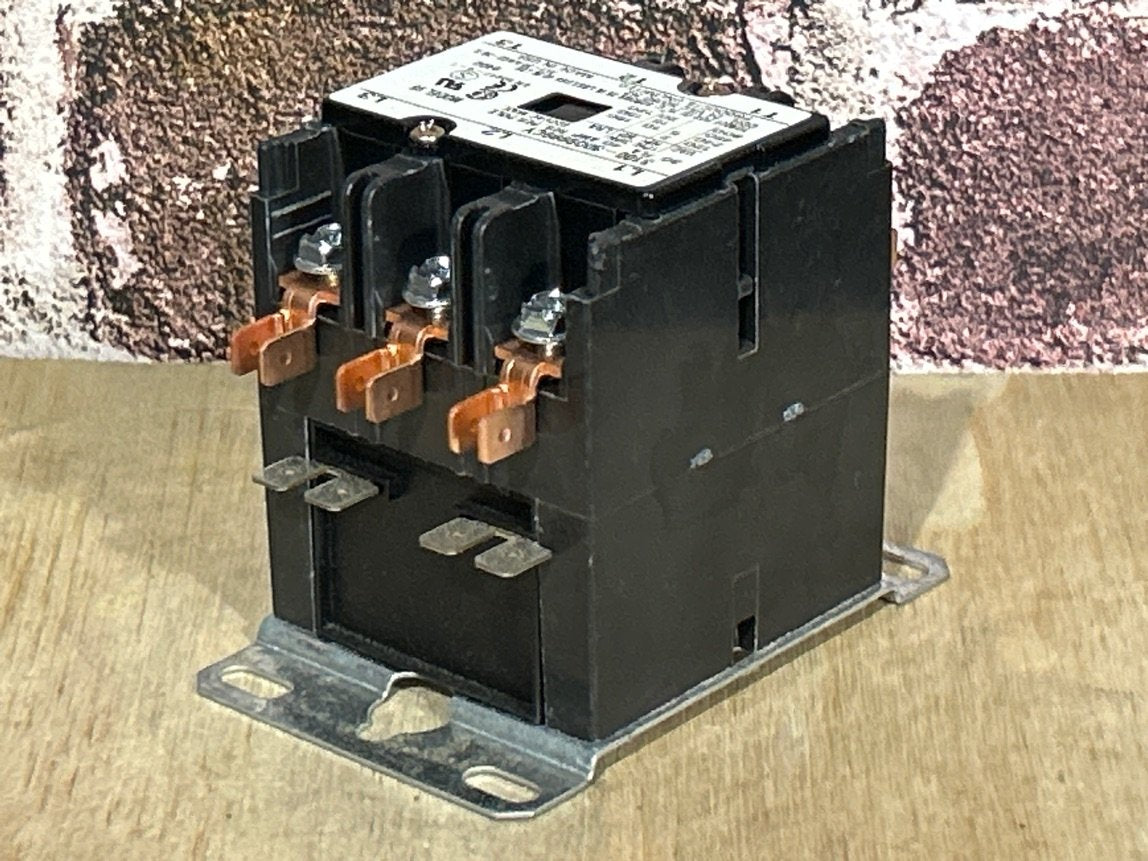 24 V, 50/60 Hz, 30 Amps 3 Pole Contactor