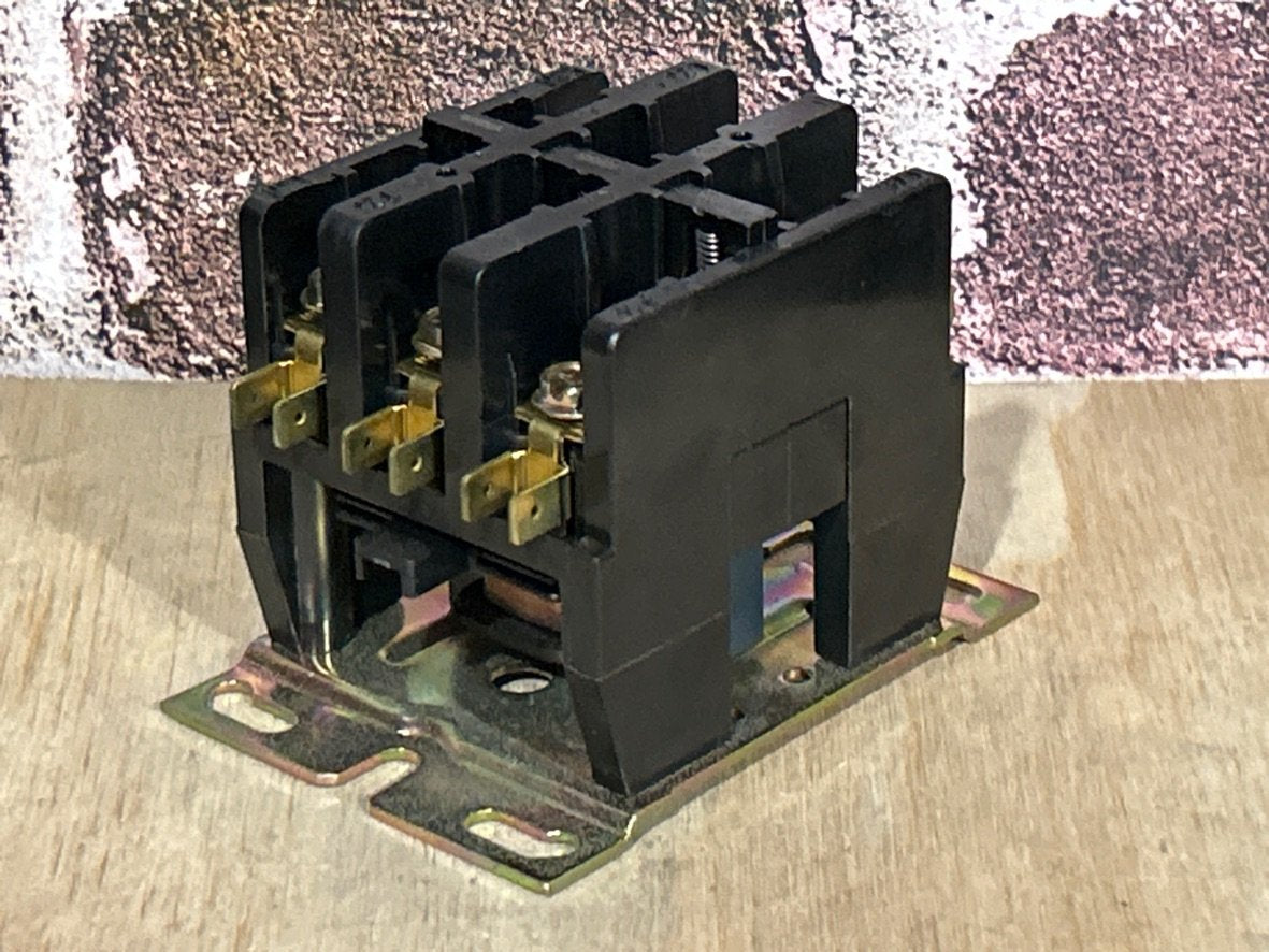 24 V, 50/60 Hz, 30 Amps 3 Pole Contactor