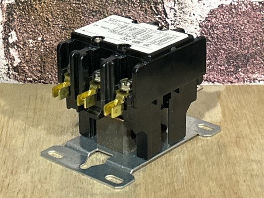 24 V, 50/60 Hz, 30 Amps 3 Pole Contactor