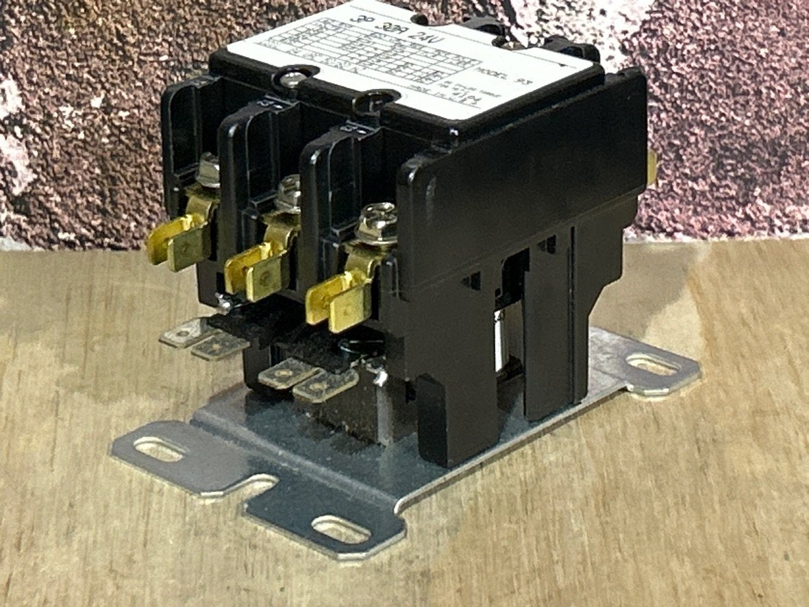 24 V, 50/60 Hz, 30 Amps 3 Pole Contactor