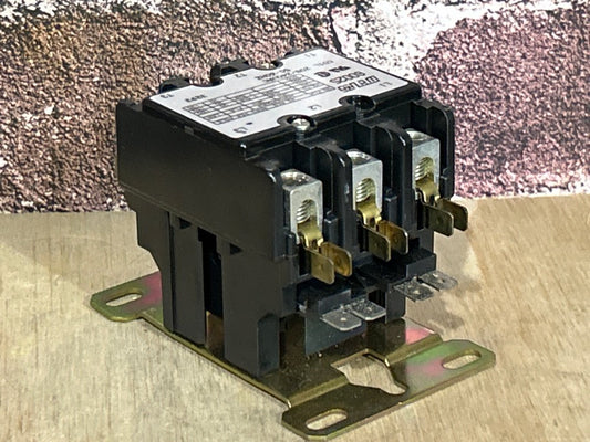 208/240 V, 50/60 Hz, 30 Amps 3 Pole Contactor