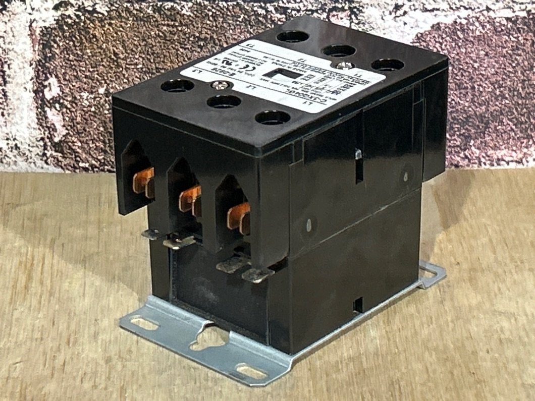 24 V, 50/60 Hz, 40 Amps 3 Pole Contactor