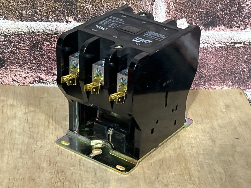 24 V, 50/60 Hz, 90 Amps 3 Pole Contactor