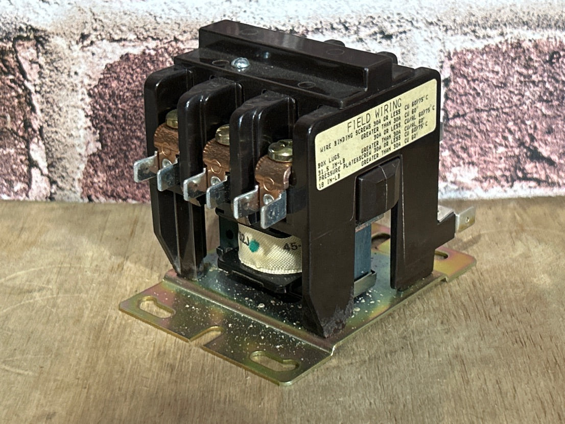 24 V, 50/60 Hz, 40 Amps 3 Pole Contactor