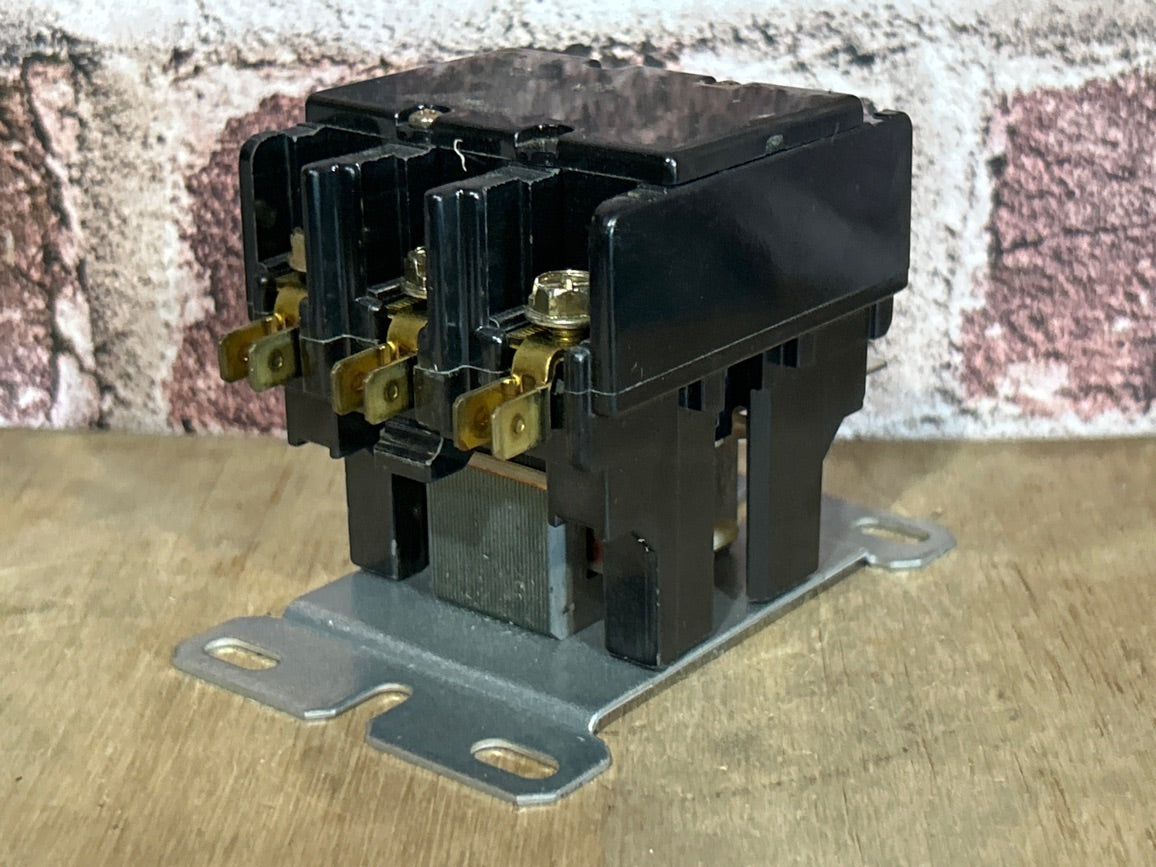 24 V, 50/60 Hz, 30 Amps 3 Pole Contactor