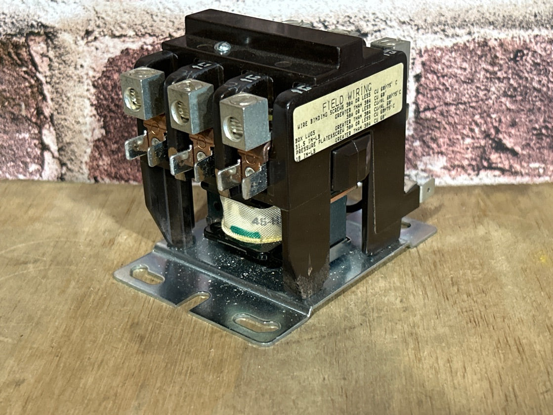 24 V, 50/60 Hz, 40 Amps 3 Pole Contactor