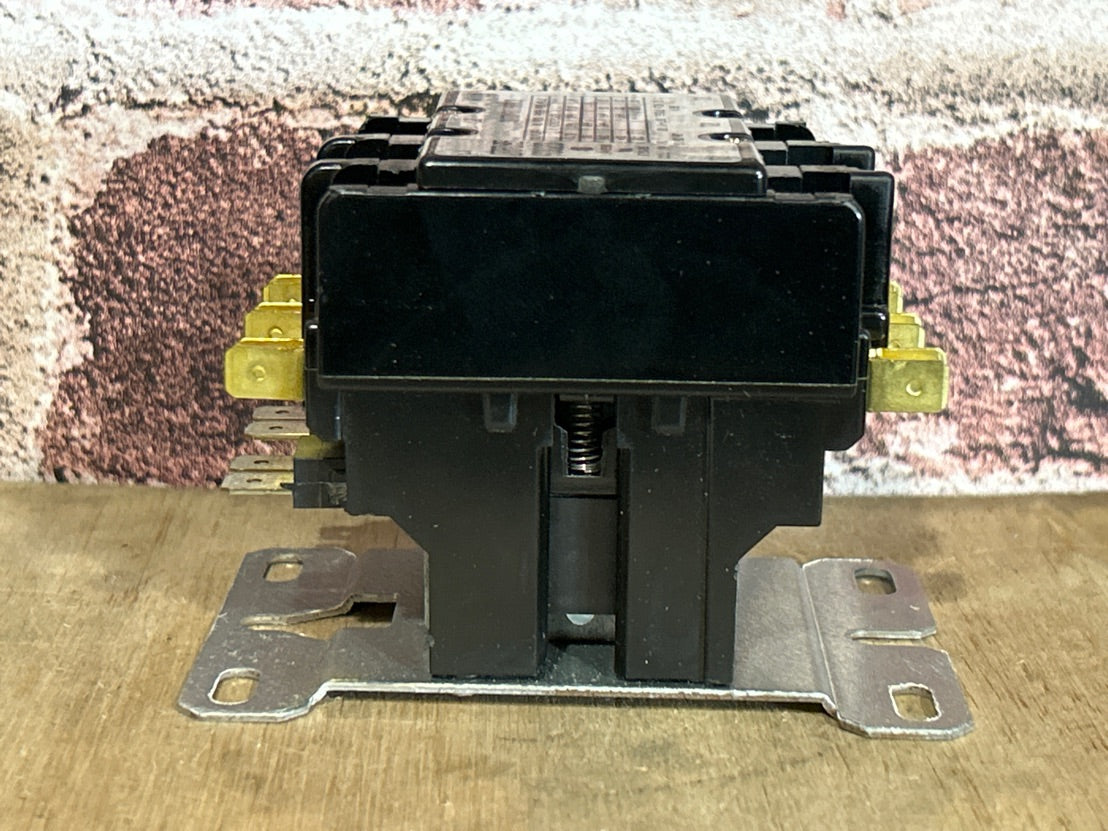 24 V, 50/60 Hz, 30 Amps 3 Pole Contactor