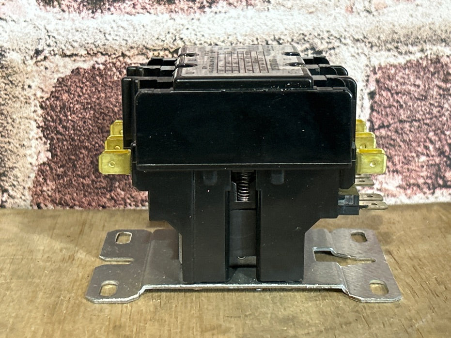 24 V, 50/60 Hz, 30 Amps 3 Pole Contactor