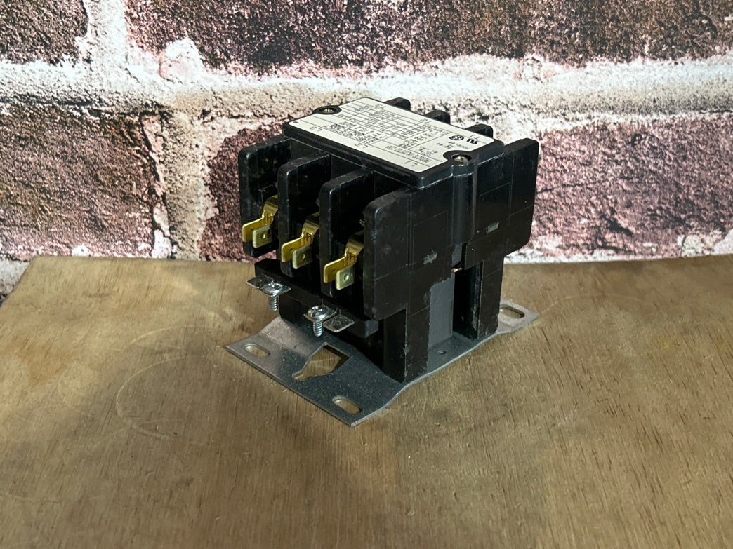 24 V, 50/60 Hz, 30 Amps 3 Pole Contactor