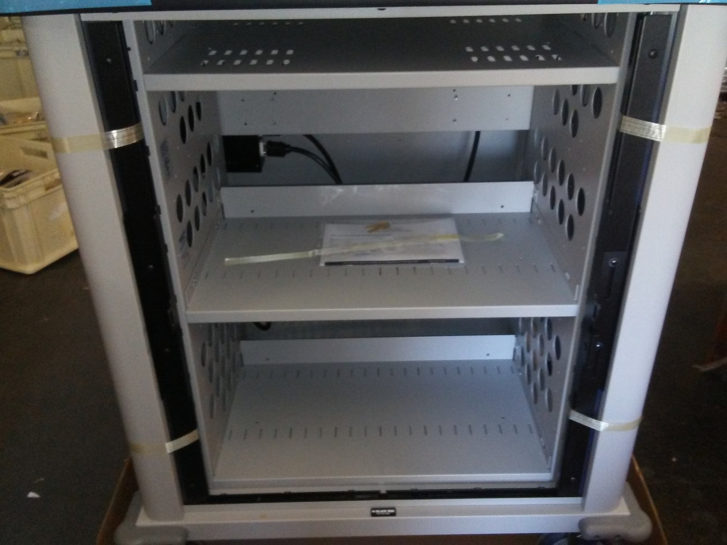 NETBOOK CART 20 UNIT W/ STORAGE SHELF 