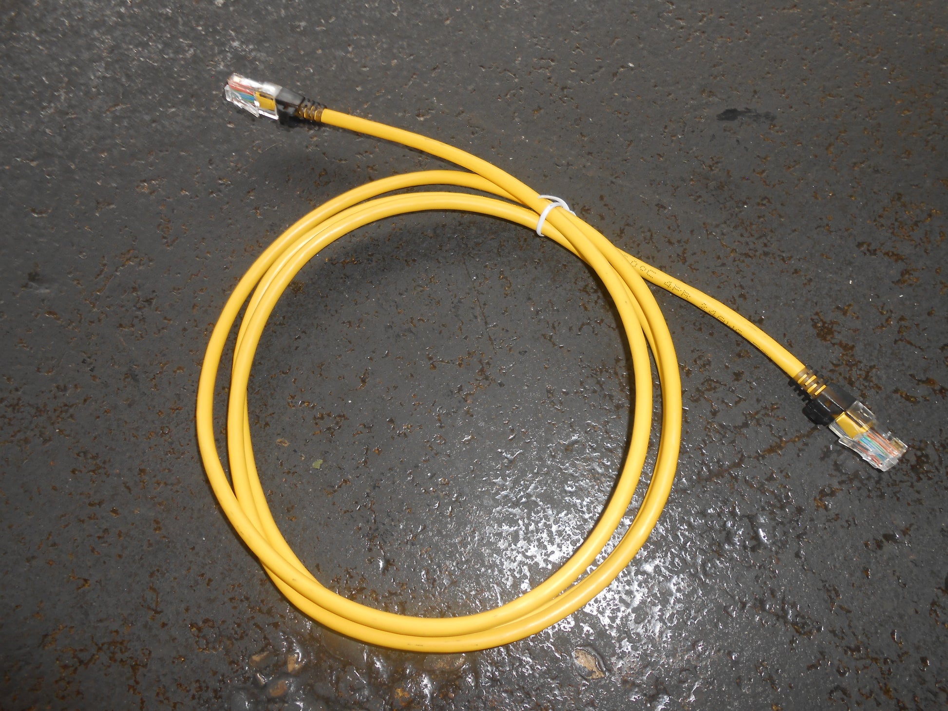 CAT5 KEY LOCKING PATCH CABLE, 6FT, YELLOW, 25 PER PACK