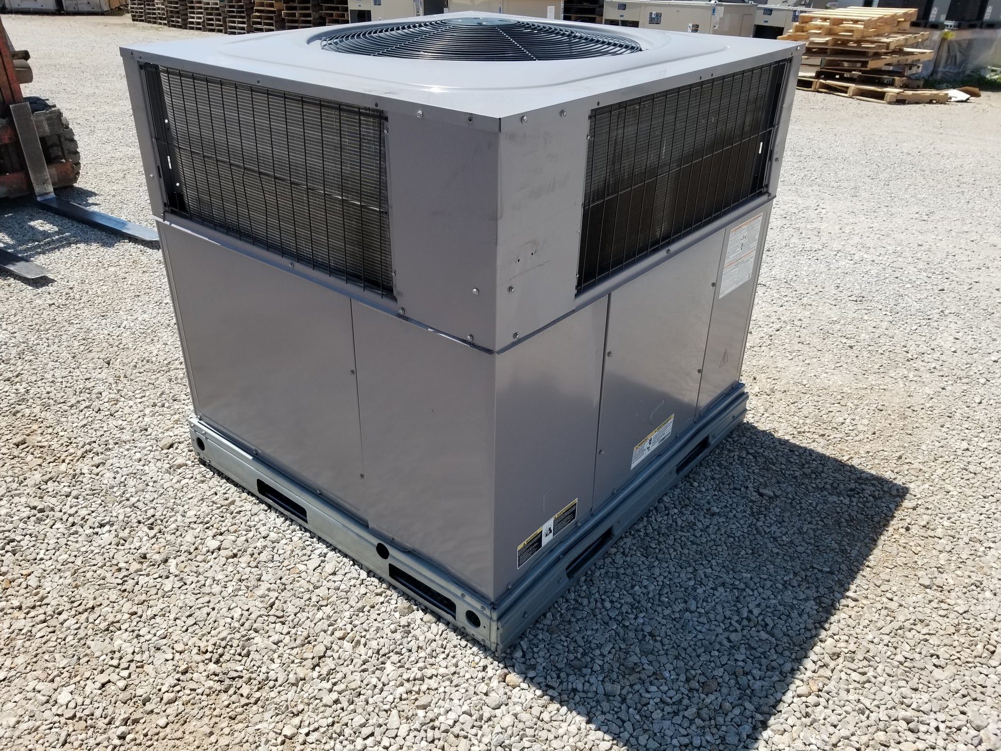 3-1/2 TON "LOW NOX" CONVERTIBLE GAS/ELECTRIC PACKAGE UNIT 13.3 SEER 460/60/3 R-410A