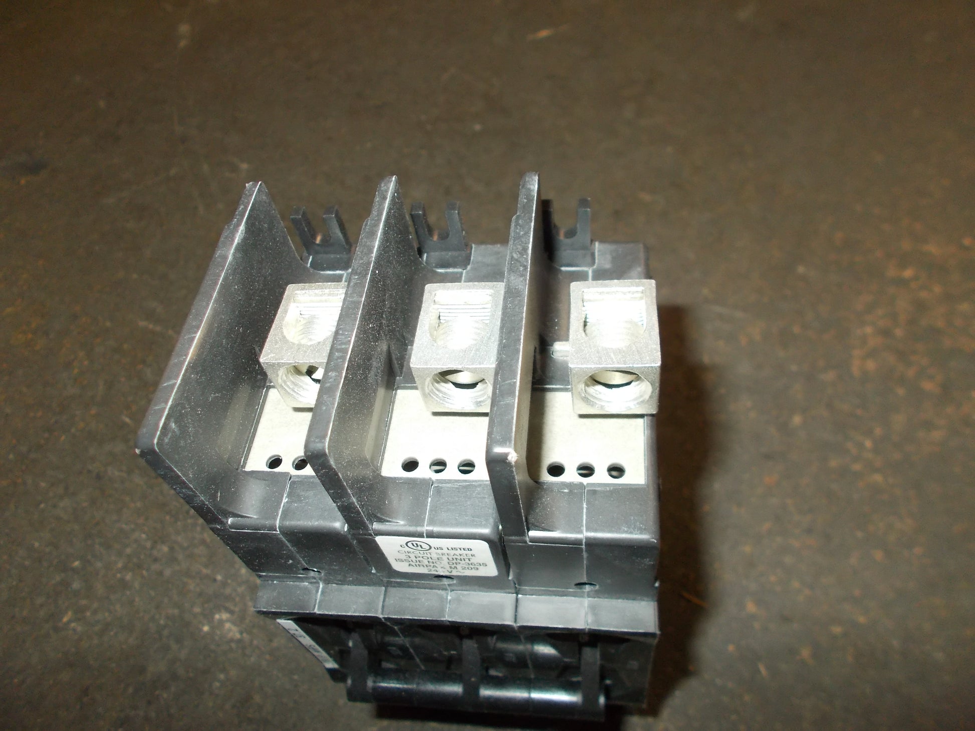 3 POLE 32.4 AMP "209 MULTI-POLE" SERIES HYDRAULIC MAGNETIC CIRCUIT BREAKER PROTECTOR 240/50-60/1 OR 3 