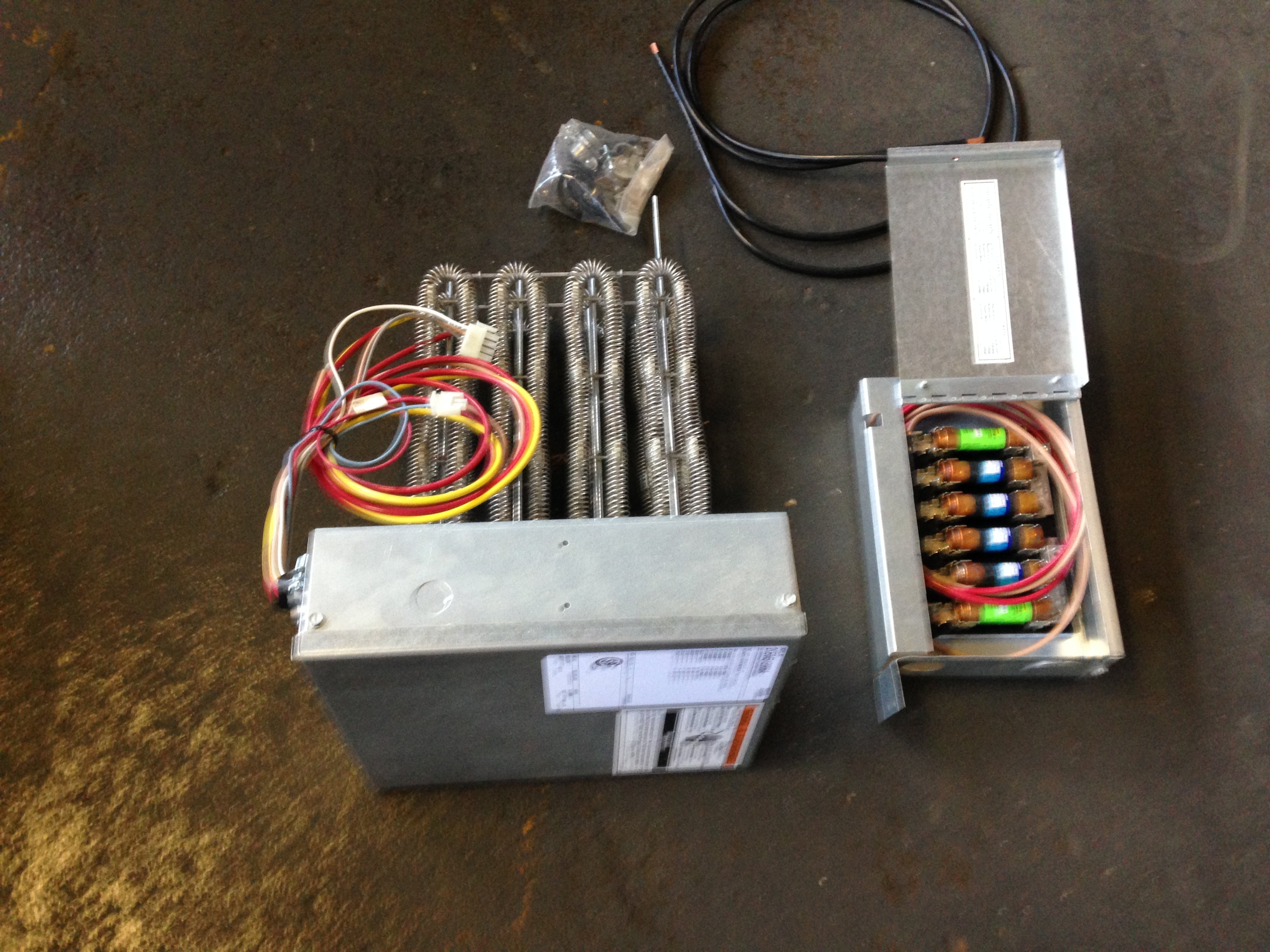 user_5ae28ba5ページ 20 KW ELECTRIC HEAT KIT, 208-240/60/1 W/FUSES AND FUSE BOX