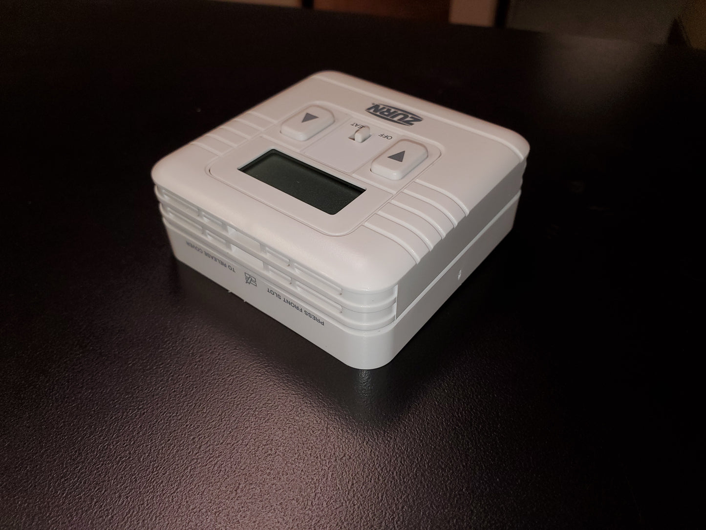 24 VOLT HARD-WIRED DIGITAL NON-PROGRAMMABLE THERMOSTAT