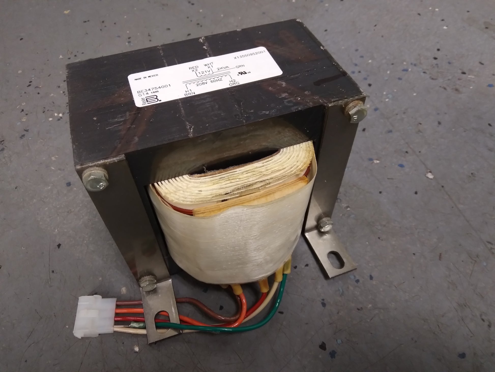 2000 VA TRANSFORMER, 208 PRIMARY AND 121 SECONDARY, 60 HERTZ 