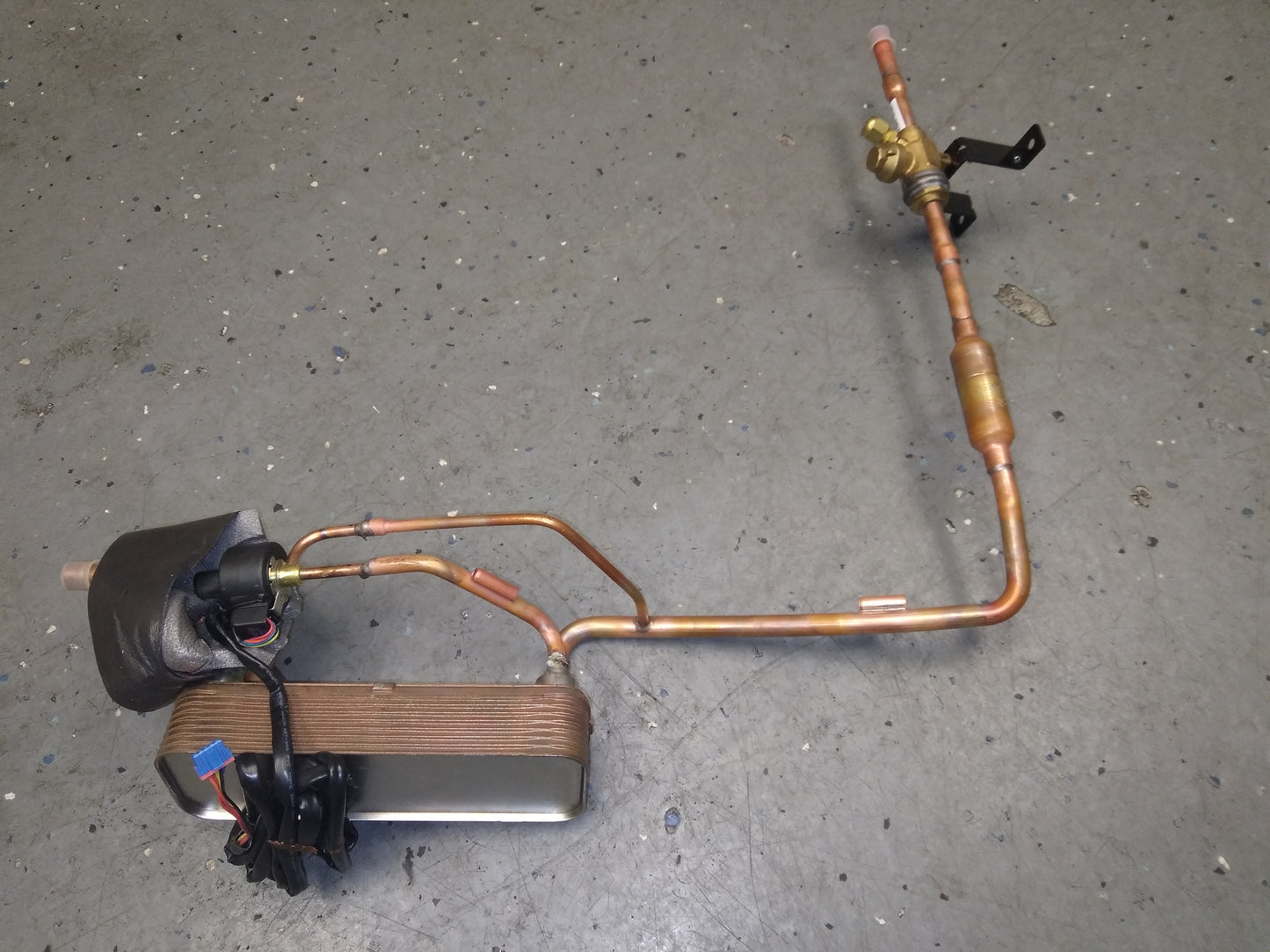 SUBCOOLER ASSEMBLY WITH 24V SOLENOID COIL AND LIQUID BALL VALVE 