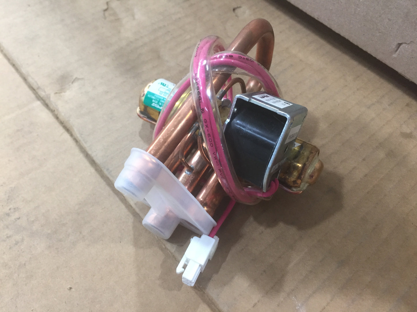 4 WAY REVERSING VALVE WITH 208-240 VOLT COIL