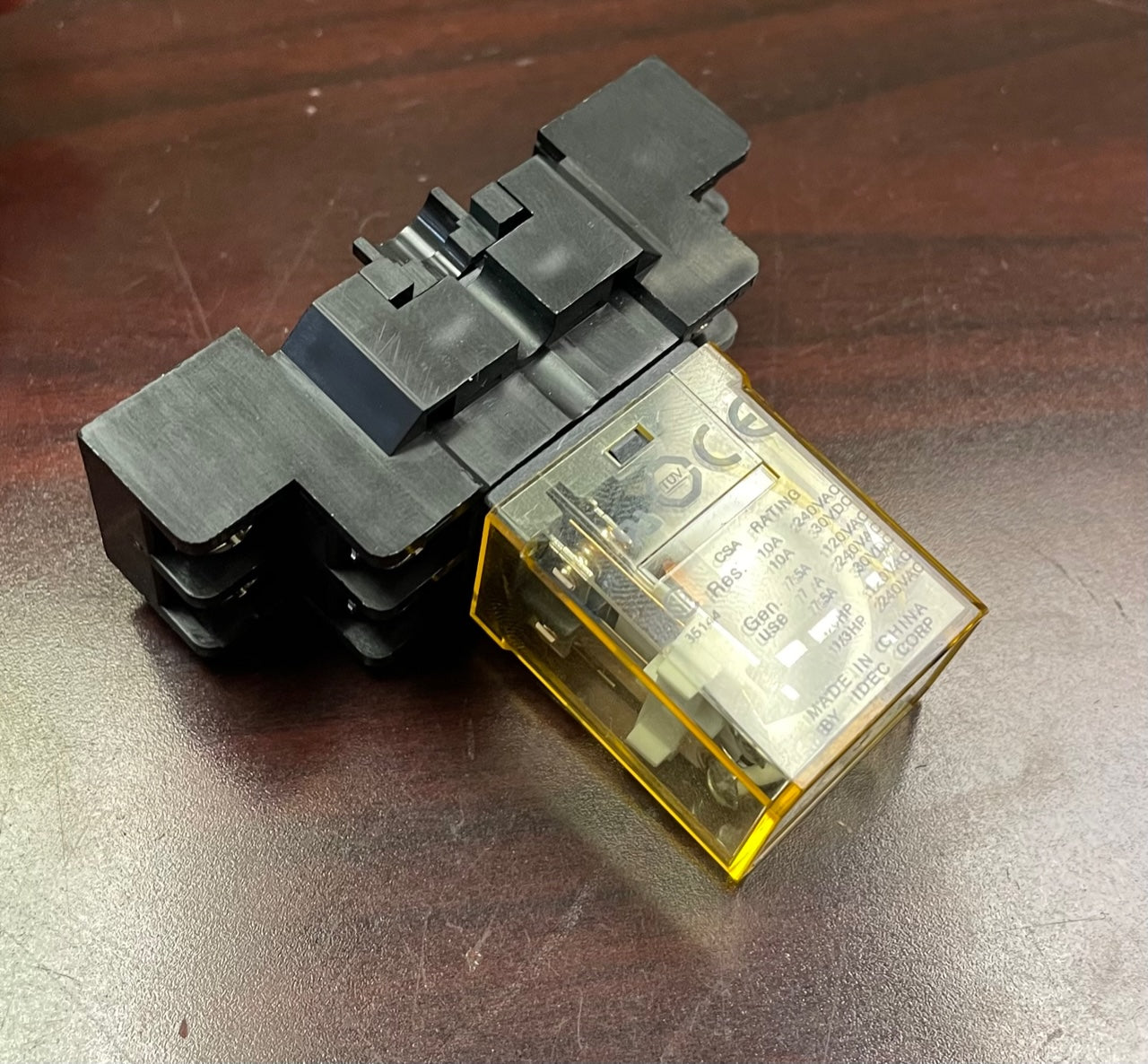 IDEC 10A 300V RELAY BASE/W RELAY