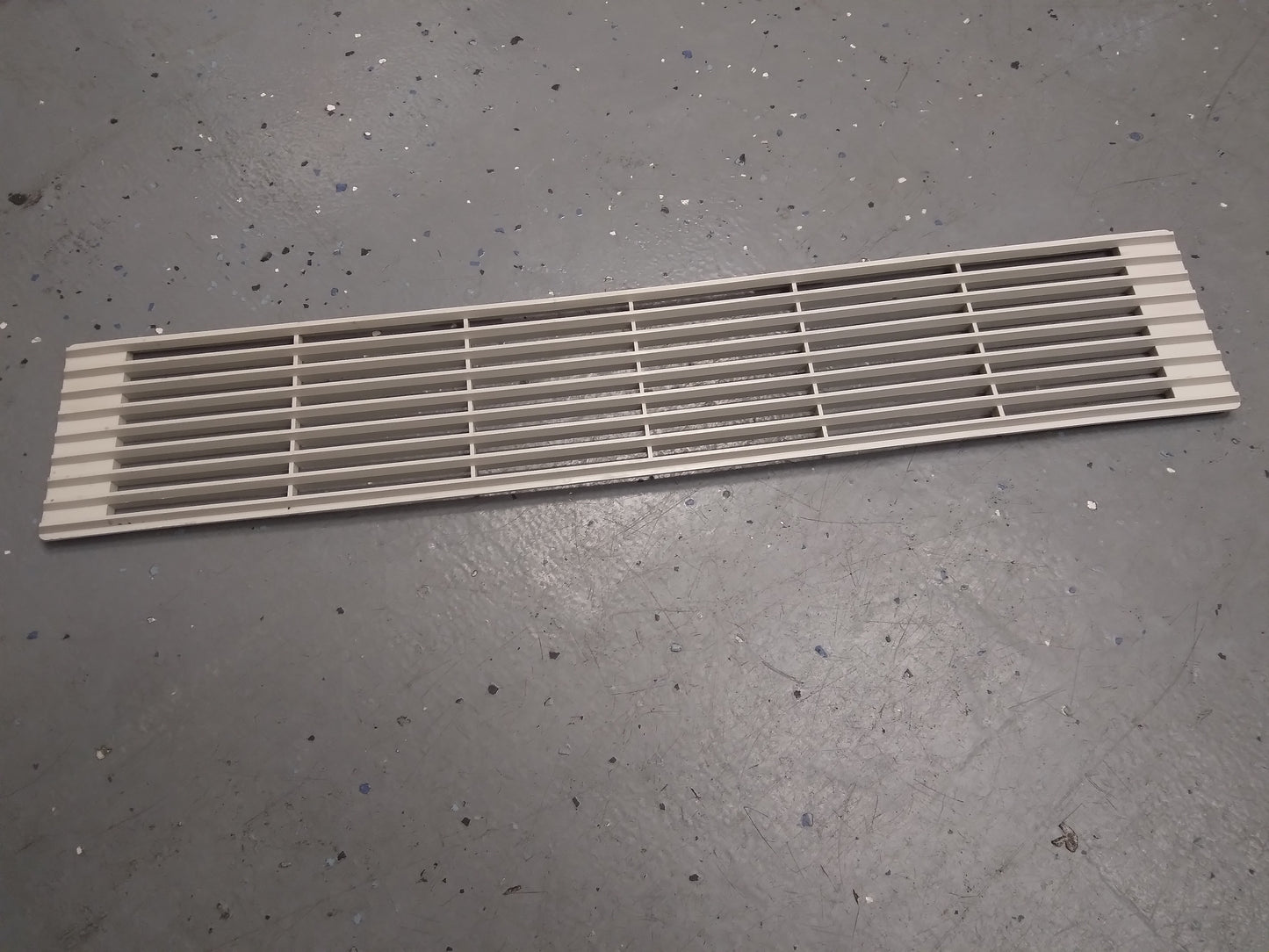 DISCHARGE GRILLE ASSEMBLY