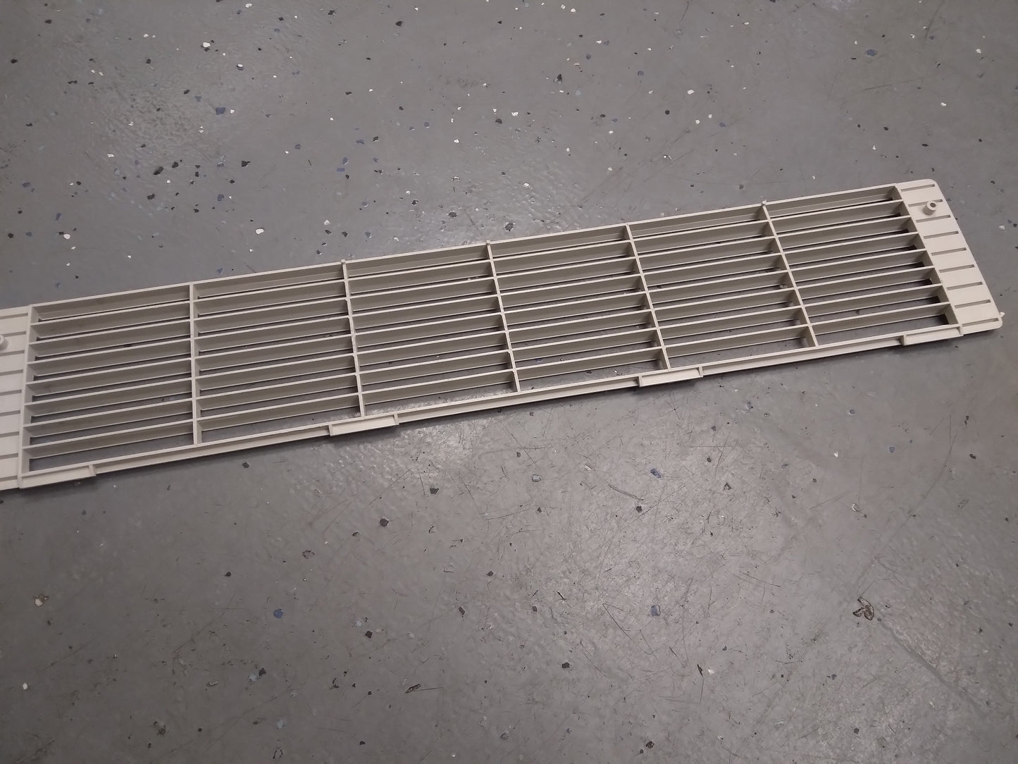 DISCHARGE GRILLE ASSEMBLY