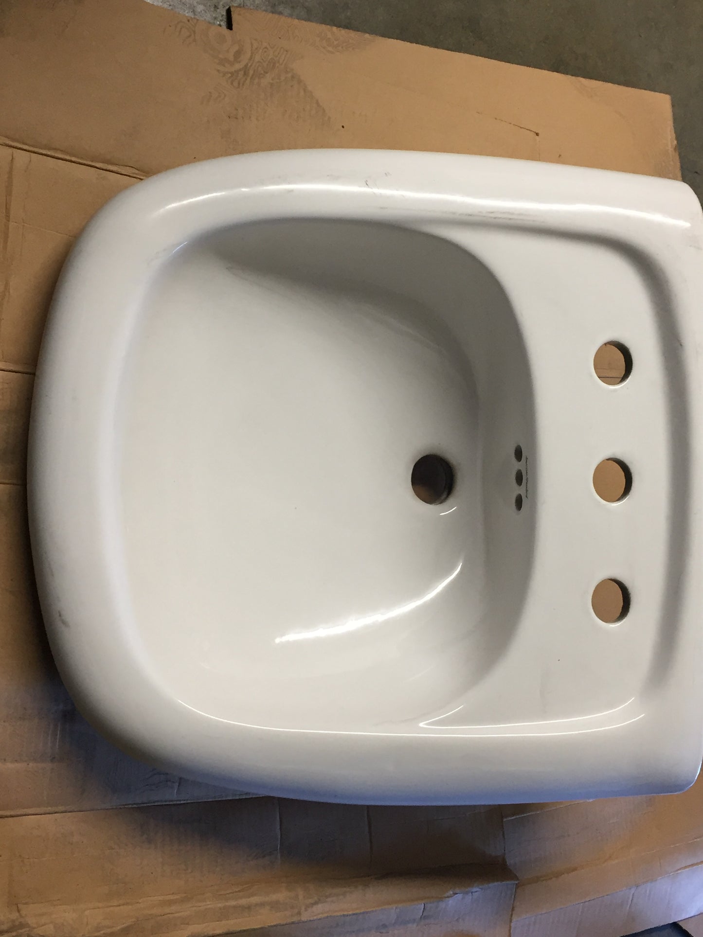 MURRO WALL-HUNG 3 HOLE BATHROOM SINK/LESS SHROUD