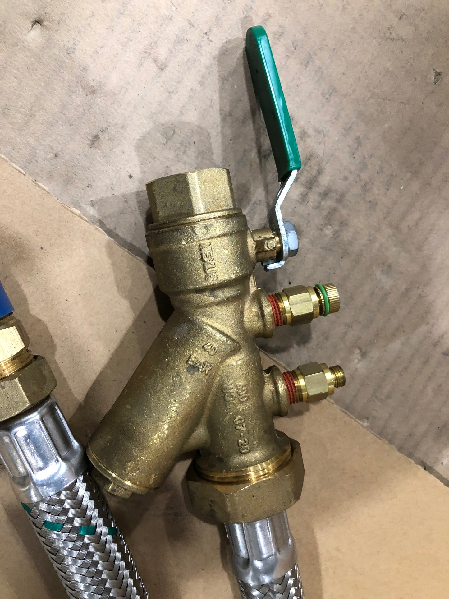 HOSE KIT WITH FLOW CONTROL AND SHUT OFF VALVE FOR HBH/HBV 024-036 UNITS