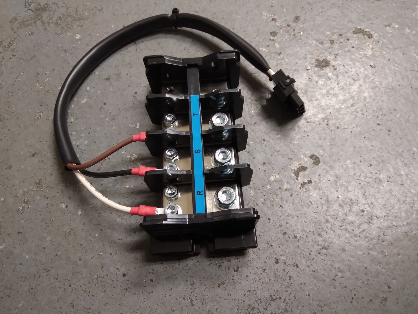 WIRING HARNESS WITH TERMINAL BLOCK