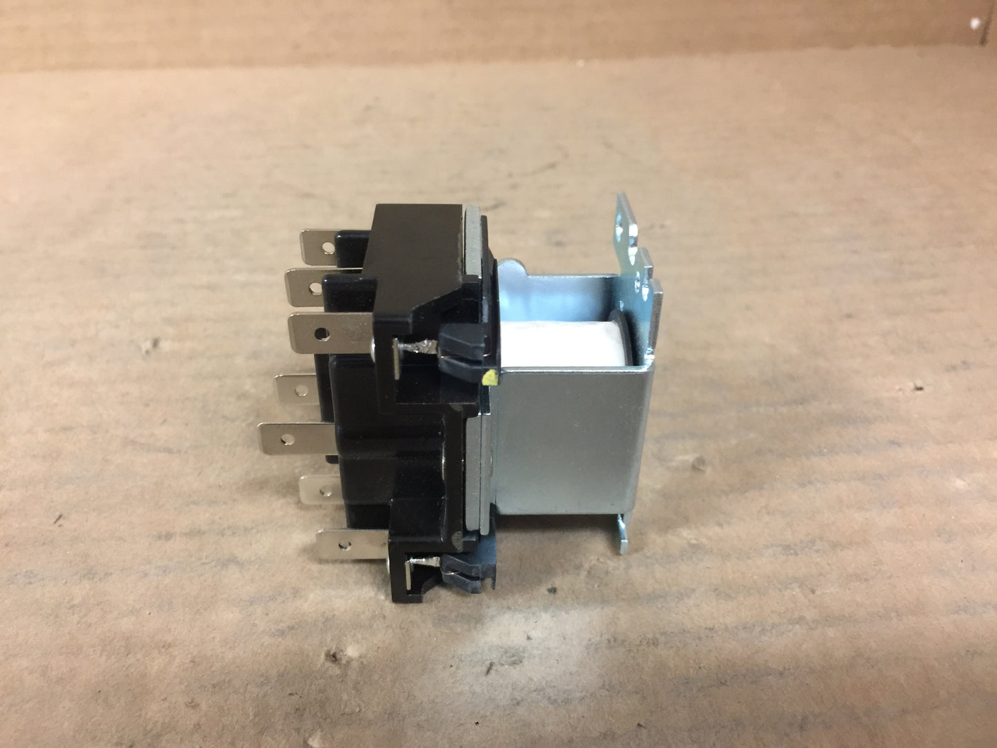 SWITCHING RELAY; 110/120 VAC, 50/60HZ, 2PDT