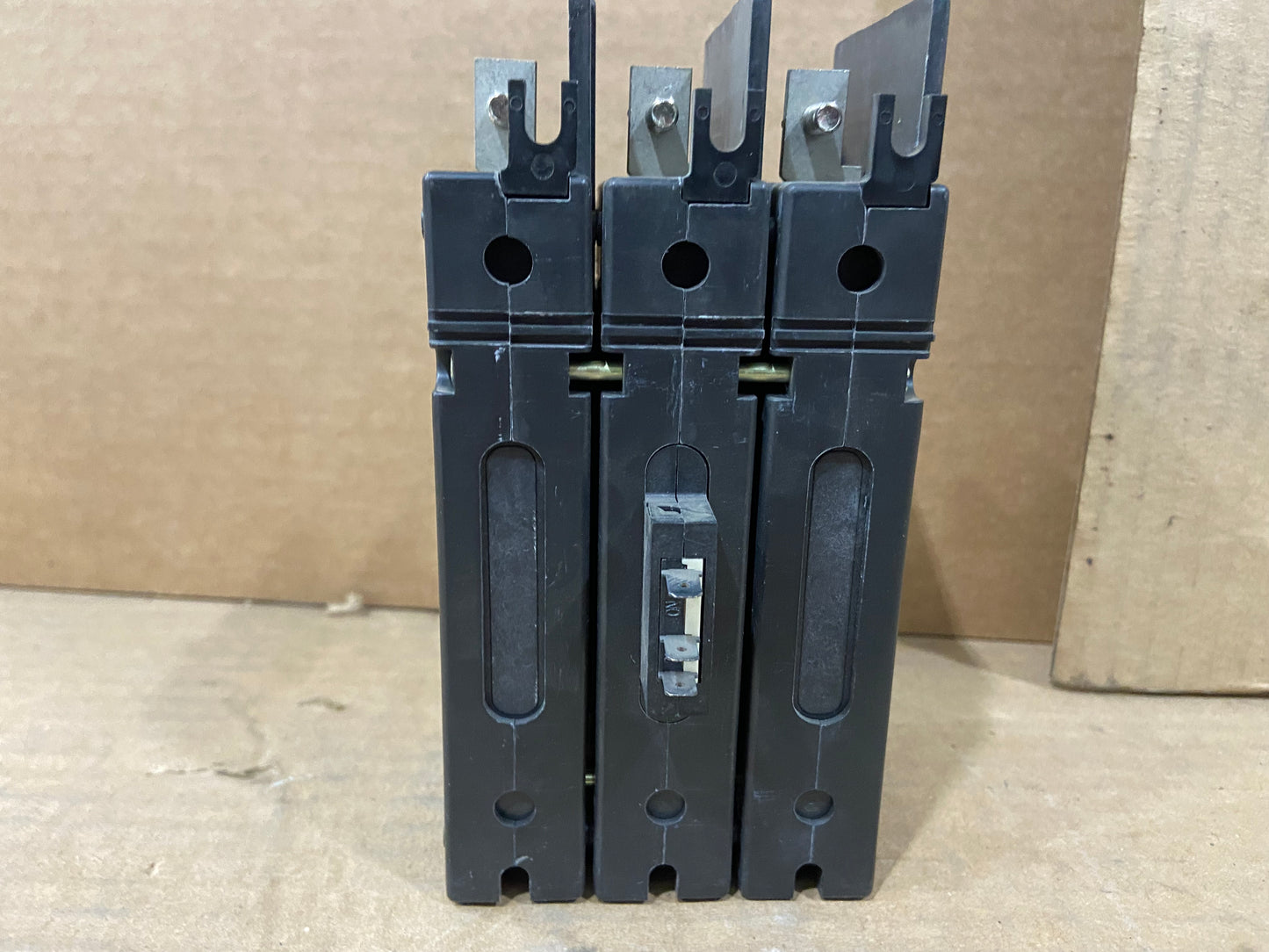 3 POLE 25.8 AMP "219 MULTI-POLE" SERIES HYDRAULIC MAGNETIC CIRCUIT BREAKER PROTECTOR/FOR MANUAL MOTOR CONTROLLER APPLICATIONS 480/50-60/1 OR 3
