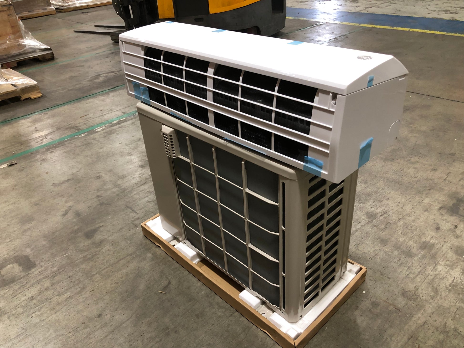 9,000 BTU SINGLE ZONE "CLASSIC" SERIES INVERTER OUTDOOR HEAT PUMP AND INDOOR WALL MOUNT AIR HANDLER SET 16 SEER 115/60/1 R410A MINI SPLIT SET