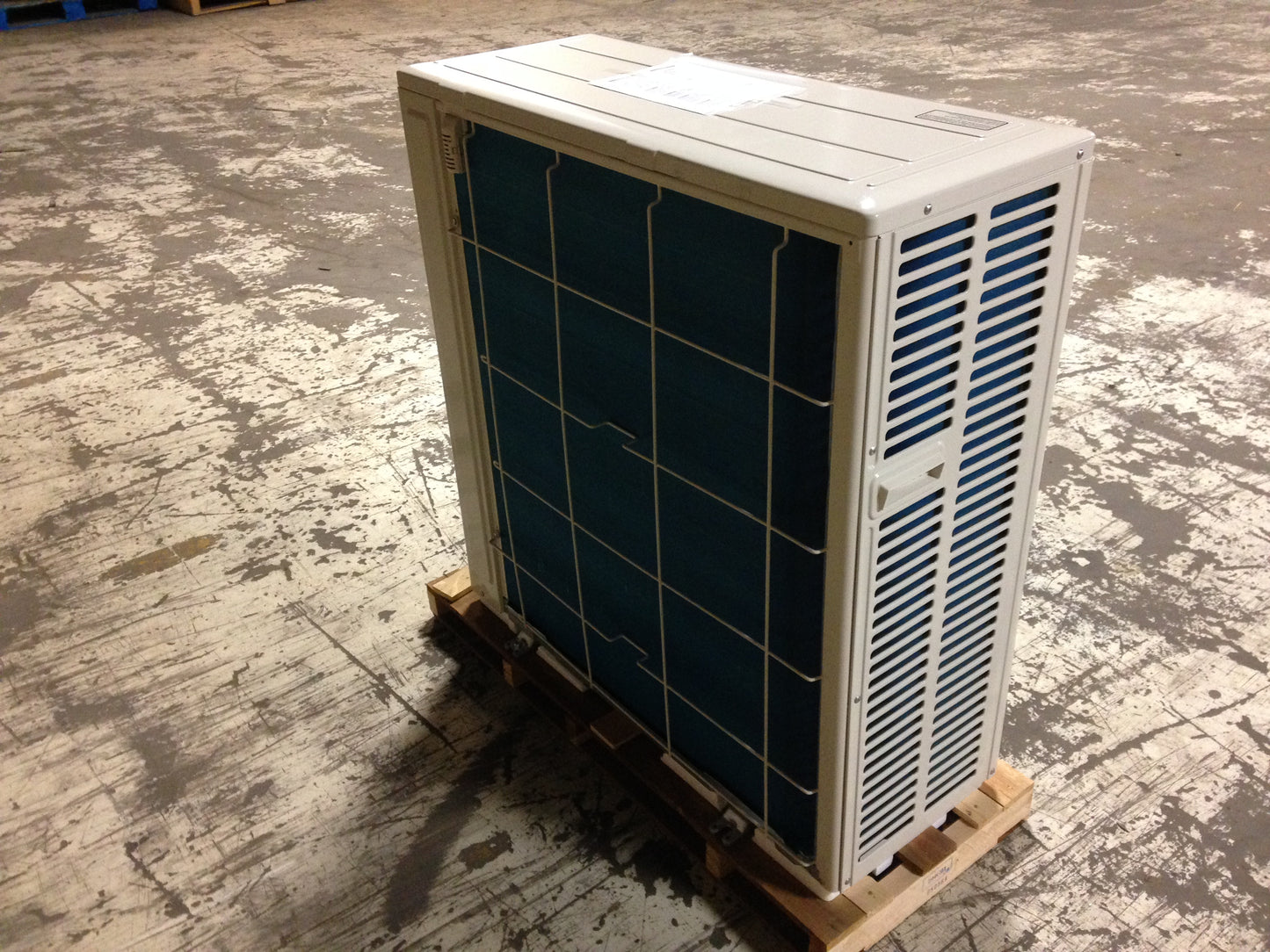 30,000 BTU AC/HP DUCTLESS SINGLE ZONE SPLIT-SYSTEM HEAT PUMP OUTDOOR UNIT, 18.1 SEER, 208-230/60/1, R-410A