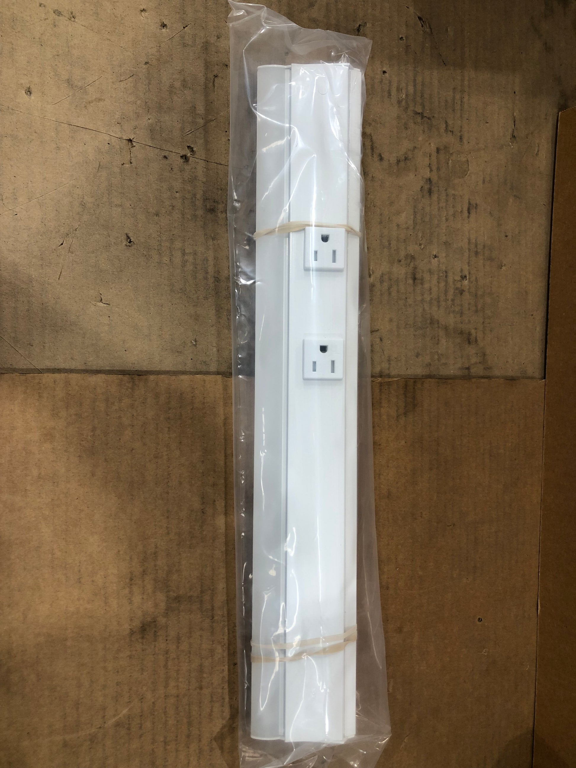 18.5" 9 WATT LIGHTED POWER STRIP 12V