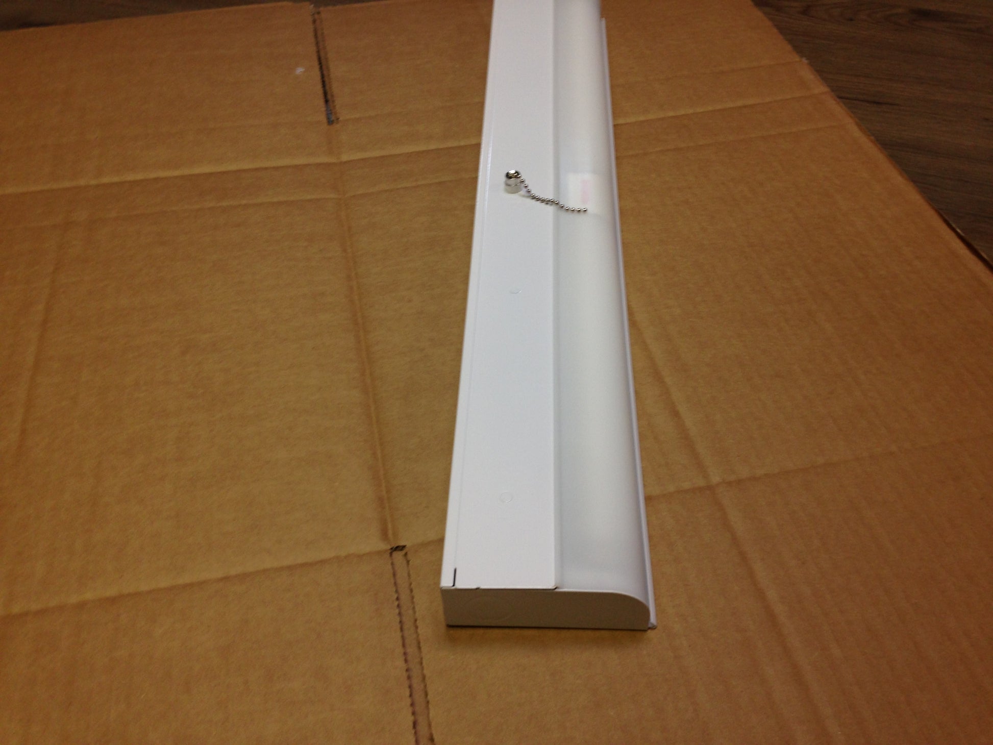 24" SLIM FLUORESCENT CLOSET LIGHT, 120V/60