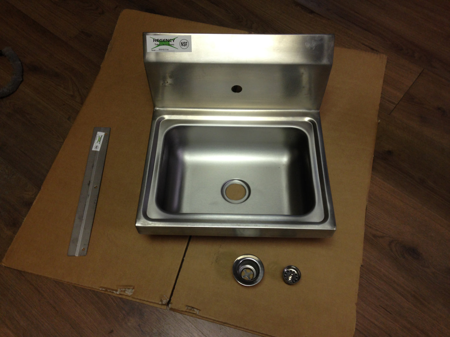 WALL MOUNTED HAND SINK