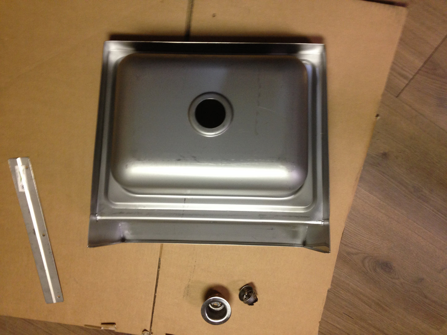 WALL MOUNTED HAND SINK