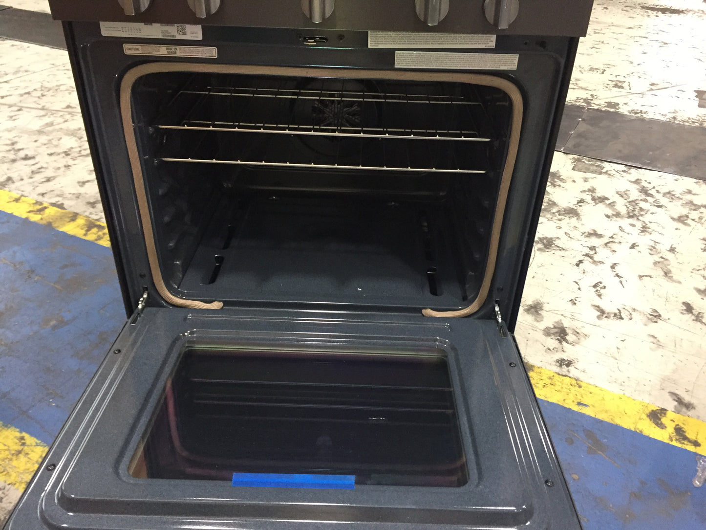 5.0 CU. FT. WHIRLPOOL GAS CONVECTION OVEN WITH FROZEN BAKE TECHNOLOGY; 115V, BLACK STAINLESS, 