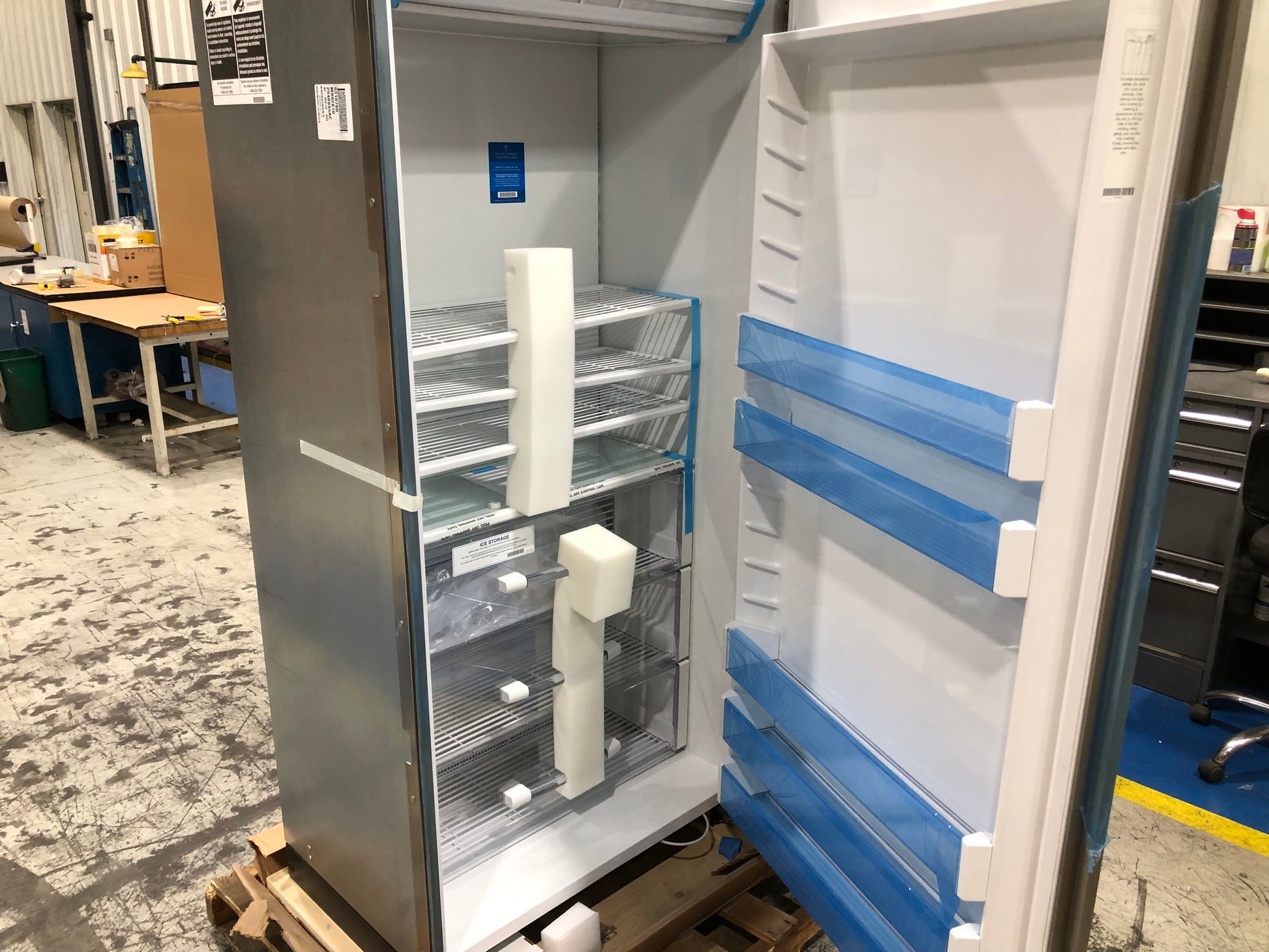 36" WIDE 22.8 CUBIC FOOT CAPACITY UPRIGHT FREEZER WITH RIGHT HANDED DOOR 115/60