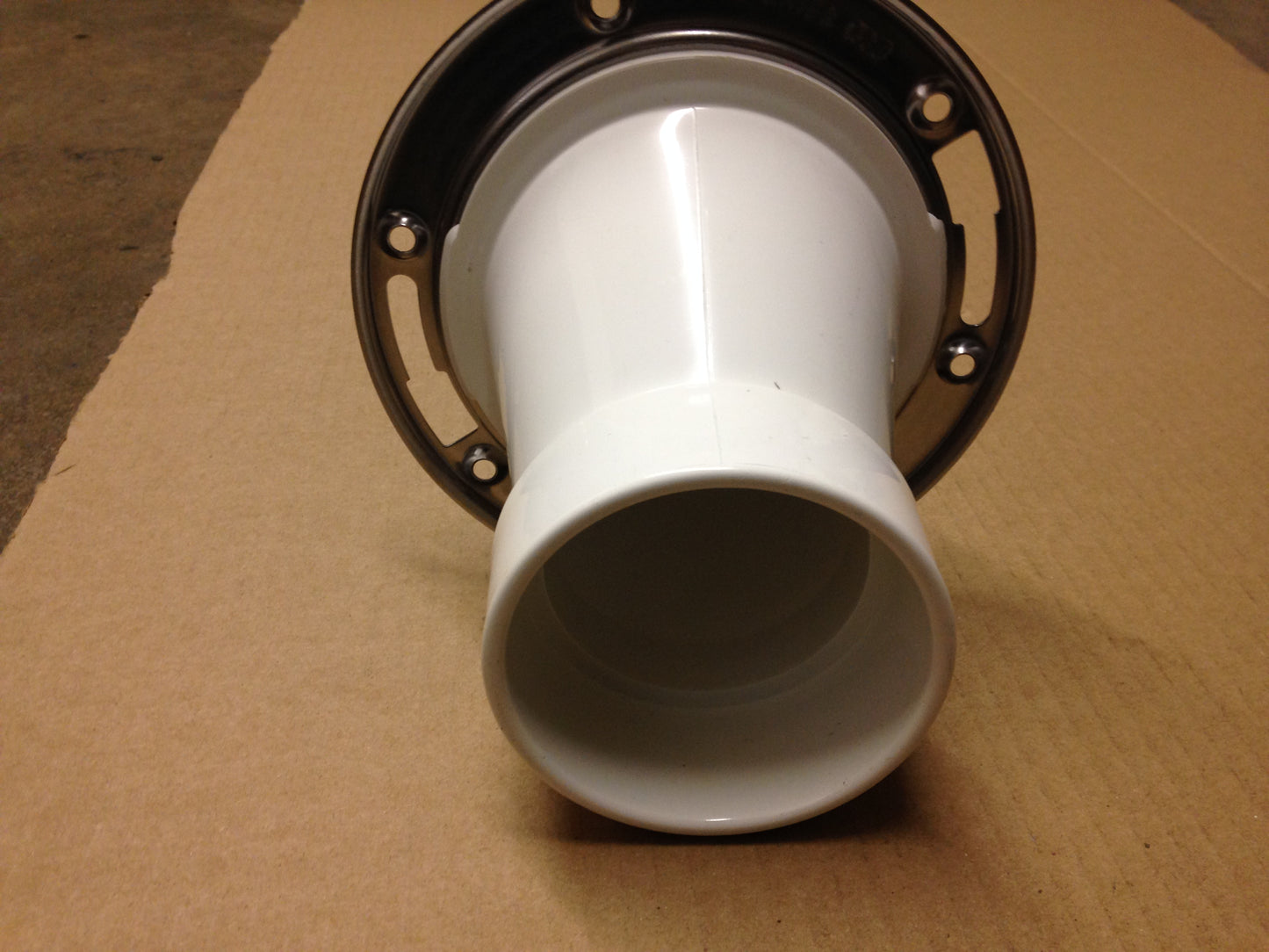 FULLFLUSH OFFSET CLOSET FLANGE WITH SWIVEL RING W/KNOCKOUT, 3" HUB X 4" INSIDE FIT, PVC