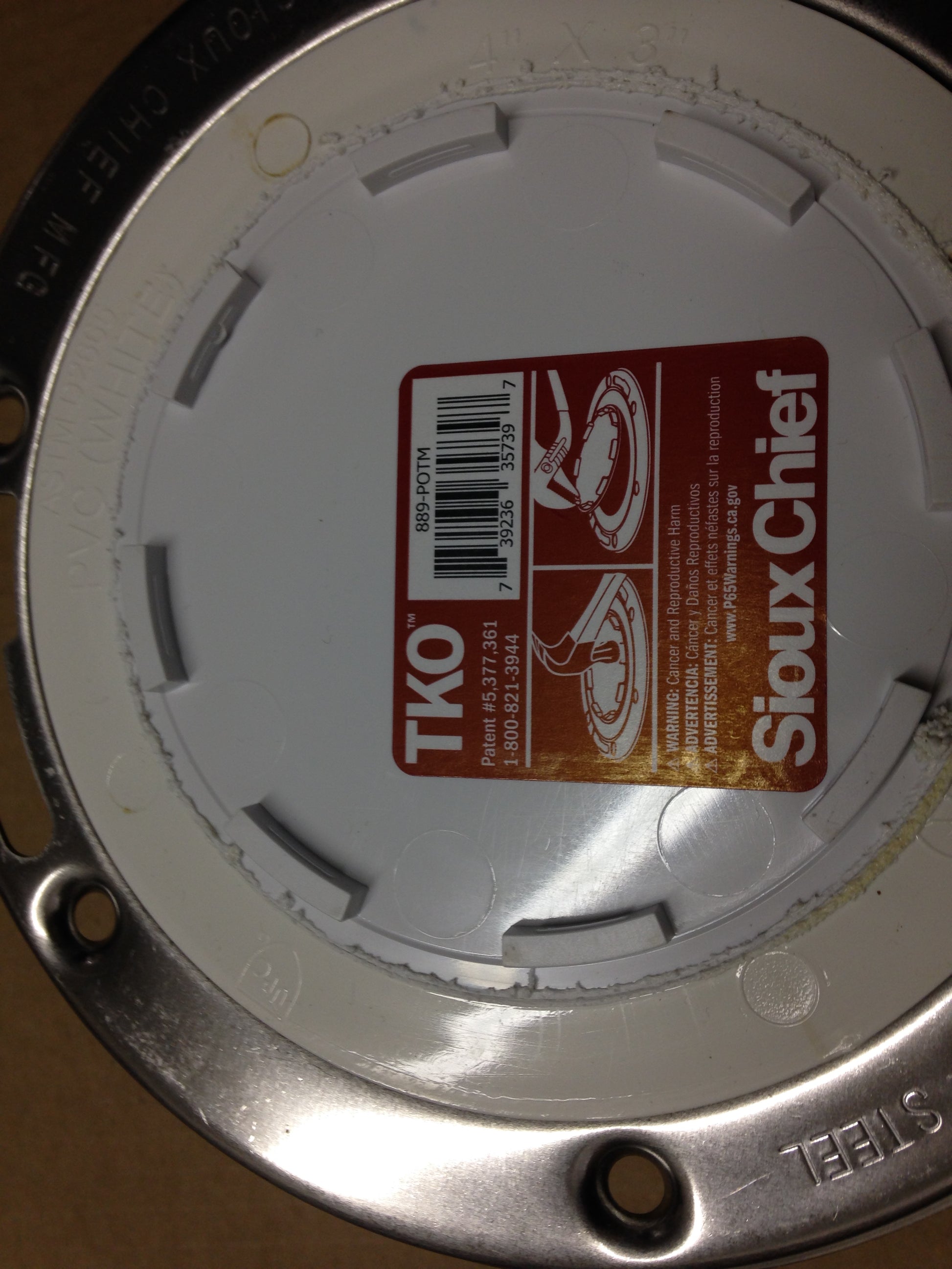 FULLFLUSH OFFSET CLOSET FLANGE WITH SWIVEL RING W/KNOCKOUT, 3" HUB X 4" INSIDE FIT, PVC