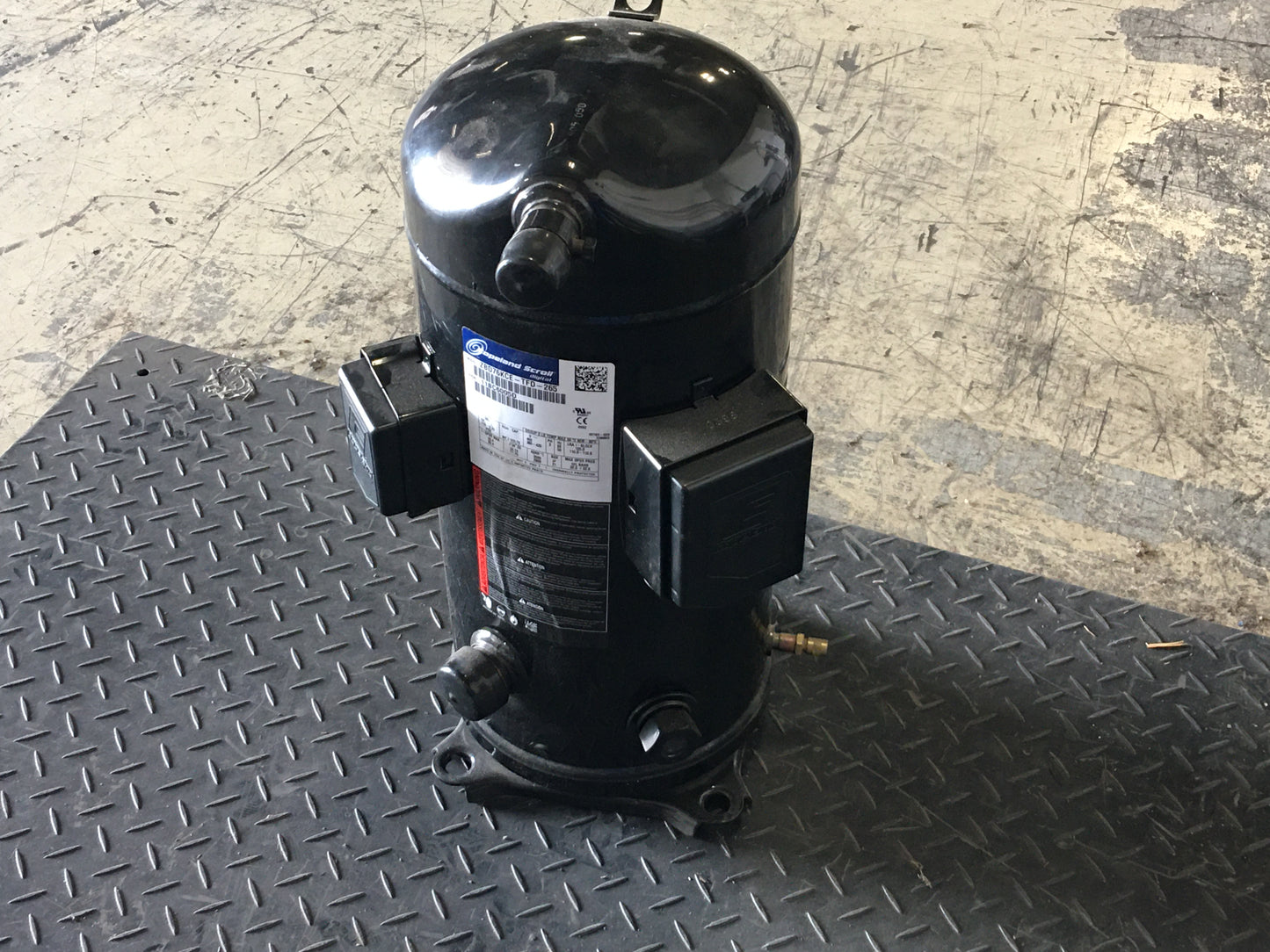 6 TON MEDIUM TEMPERATURE SCROLL COMPRESSOR WITH ROTA-LOCK CONNECTIONS 460-380/60-50/3