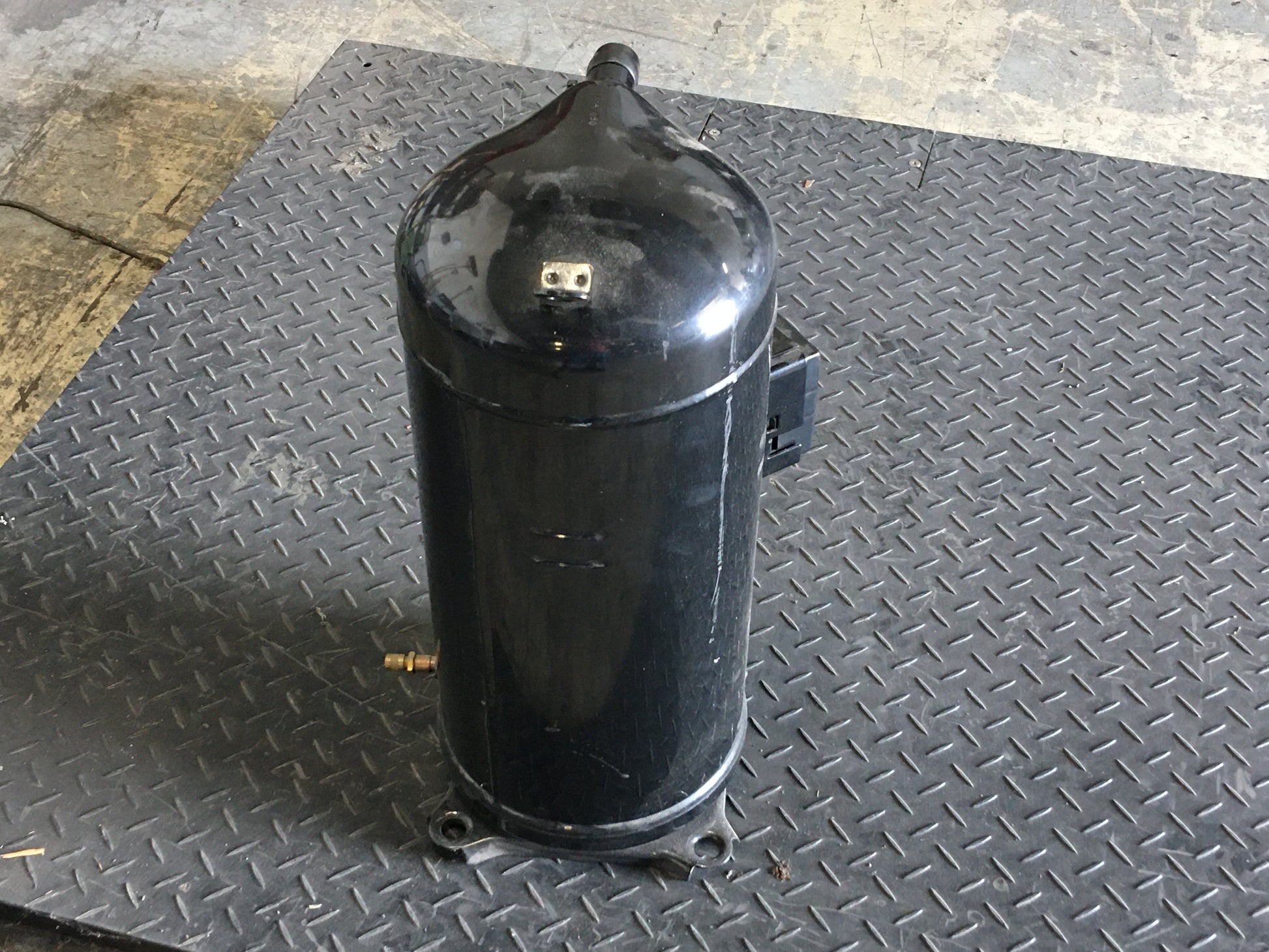 6 TON MEDIUM TEMPERATURE SCROLL COMPRESSOR WITH ROTA-LOCK CONNECTIONS 460-380/60-50/3