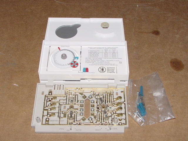 THERMOSTAT WITH TIMER 24 VAC WITH SUBBASE