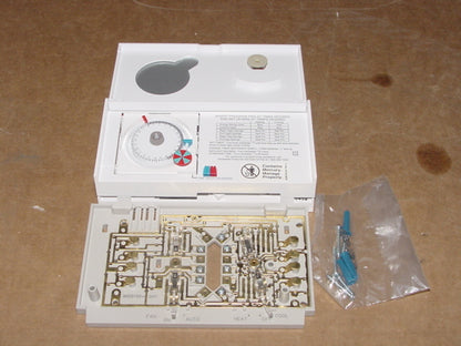 THERMOSTAT WITH TIMER 24 VAC WITH SUBBASE