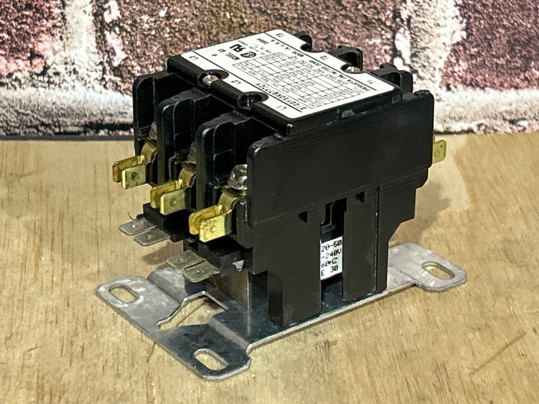 208/240 V, 50/60 Hz, 30 Amps 3 Pole Contactor