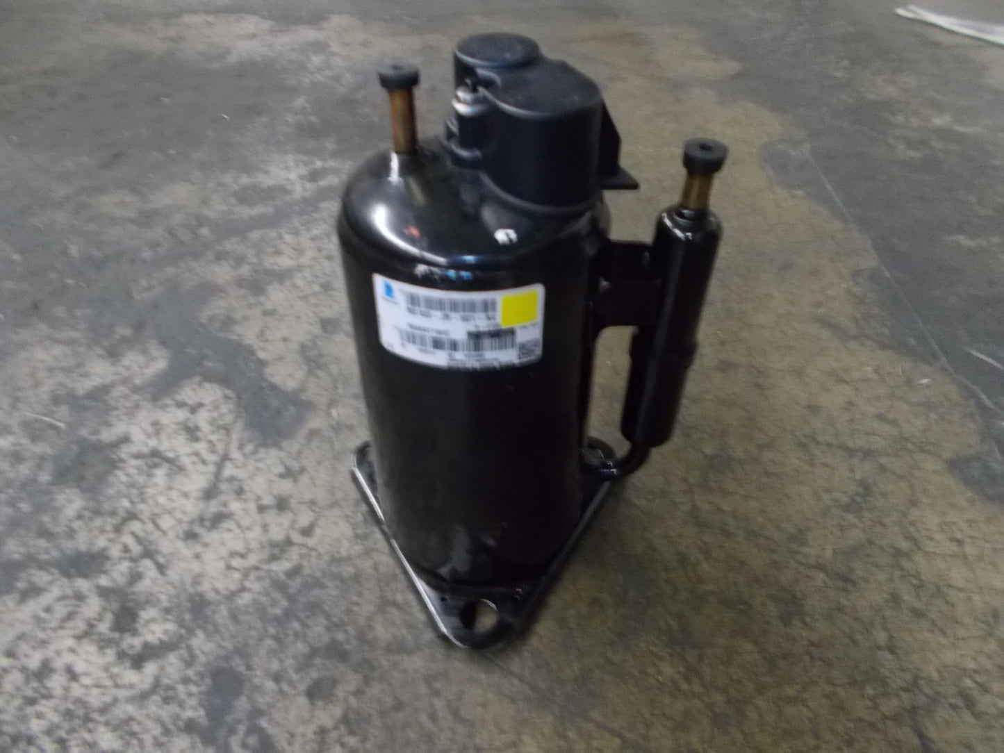 5750 Btu Hbp/AC Rotary Compressor 220-240/50/1 R-410A