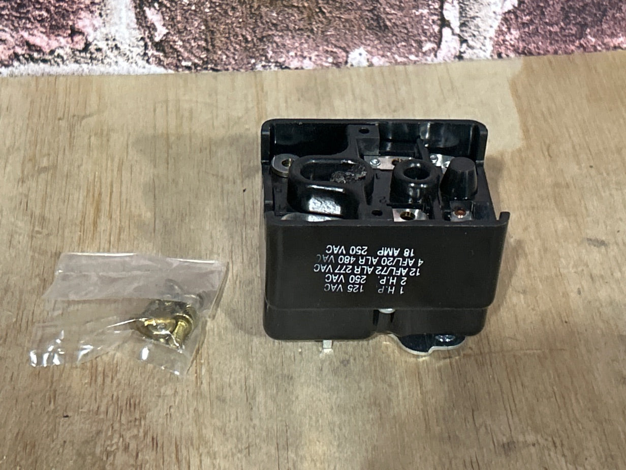 208/240 V, 50/60 Hz, 18 Amps, Magnetic Line Switching Relay